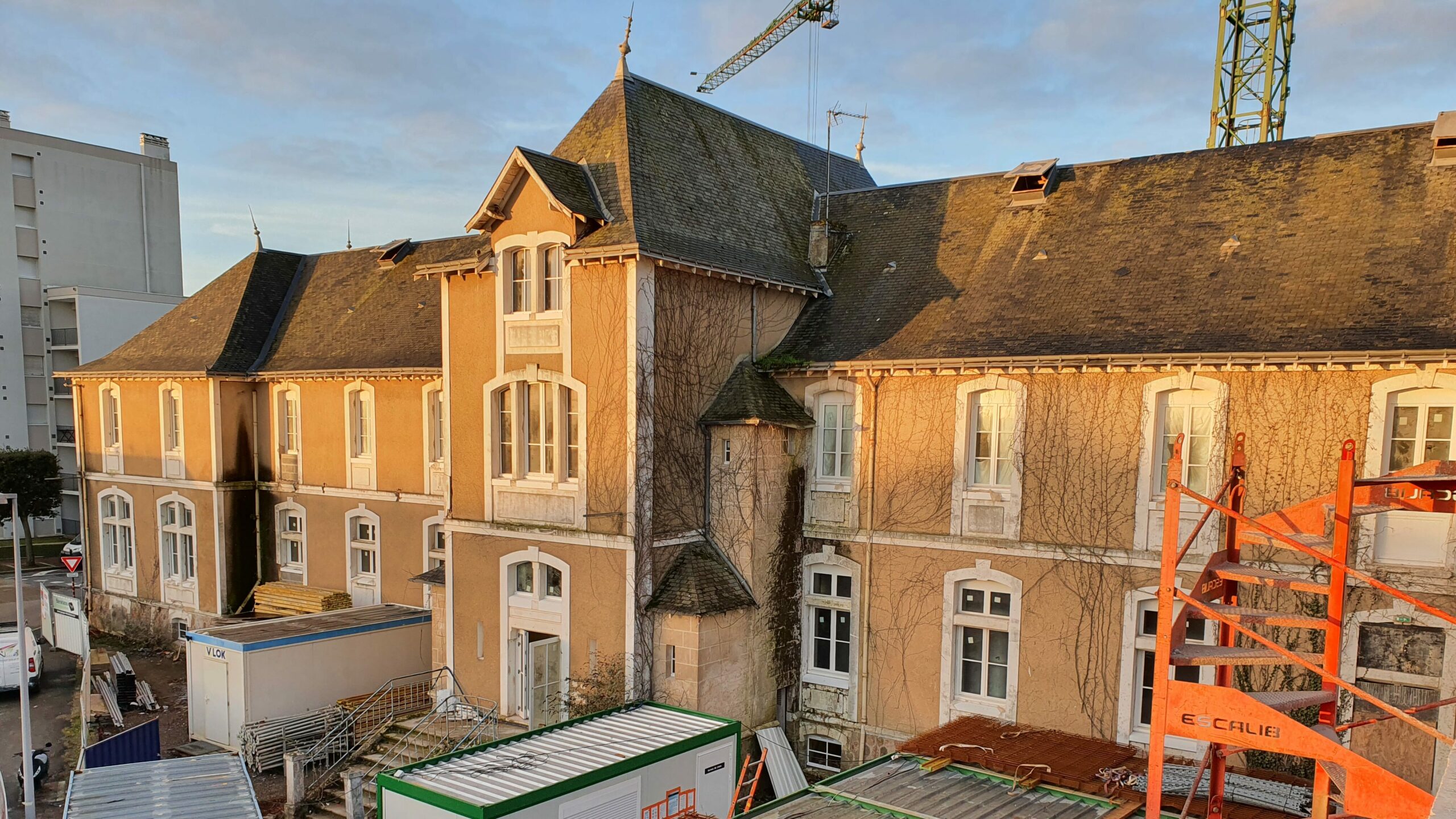 Enduit rénovation AVANT - Ravalement de France - façadier - enduit de façade en Charente-Maritime, Vendée, Loire-Atlantique