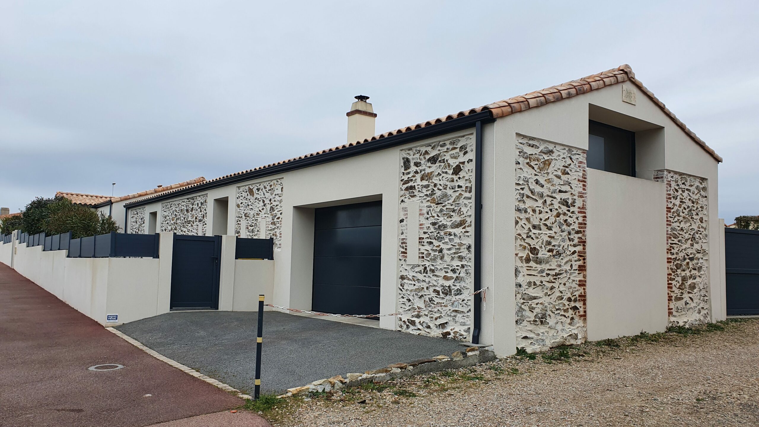 Enduit Rénovation maison individuelle aux Sables d'Olonne - Ravalement de France - façadier - enduit de façade en Charente-Maritime, Vendée, Loire-Atlantique