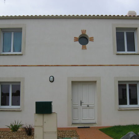 Maison individuelle enduit deux finitions et décoration briquettes - Ravalement de France - façadier - enduit de façade en Charente-Maritime, Vendée, Loire-Atlantique