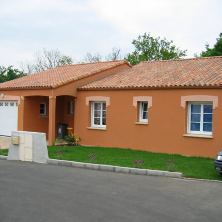 Maison individuelle enduit deux teintes et décoration briquettes - Ravalement de France - façadier - enduit de façade en Charente-Maritime, Vendée, Loire-Atlantique