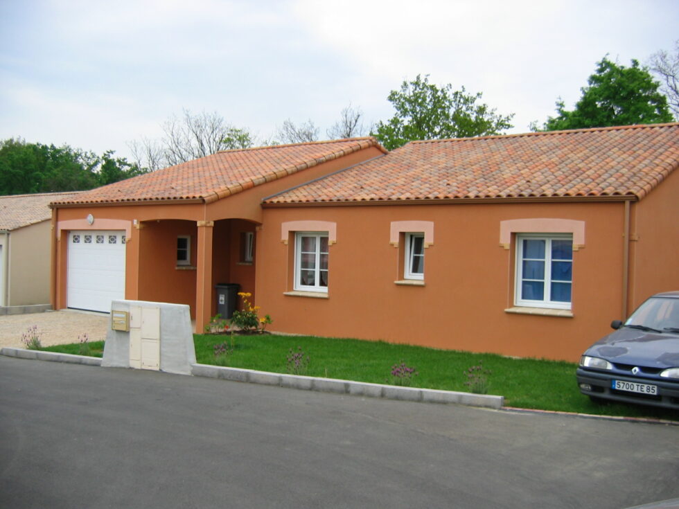 Maison individuelle enduit deux teintes et décoration briquettes - Ravalement de France - façadier - enduit de façade en Charente-Maritime, Vendée, Loire-Atlantique