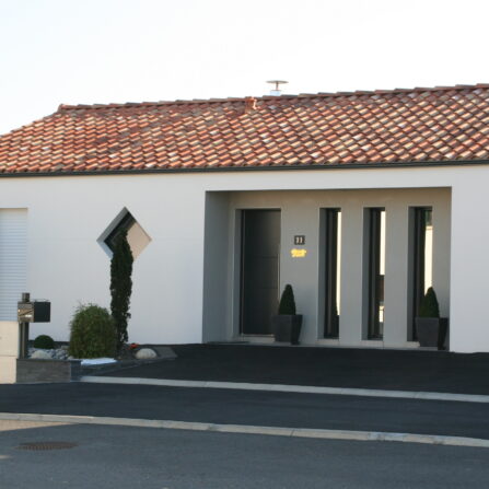 Maison individuelle gratté, deux teintes - Ravalement de France - façadier - enduit de façade en Charente-Maritime, Vendée, Loire-Atlantique
