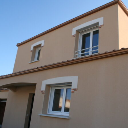 Maison individuelle gratté, bandeaux en surépaisseur taloché et décor briquettes - Ravalement de France - façadier - enduit de façade en Charente-Maritime, Vendée, Loire-Atlantique