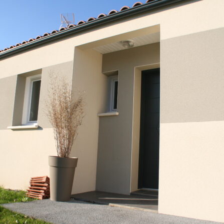 Maison individuelle gratté deux teintes, Olonne sur mer - Ravalement de France - façadier - enduit de façade en Charente-Maritime, Vendée, Loire-Atlantique