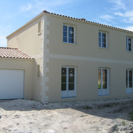 Maison individuelle, avec modénature - Ravalement de France - façadier - enduit de façade en Charente-Maritime, Vendée, Loire-Atlantique