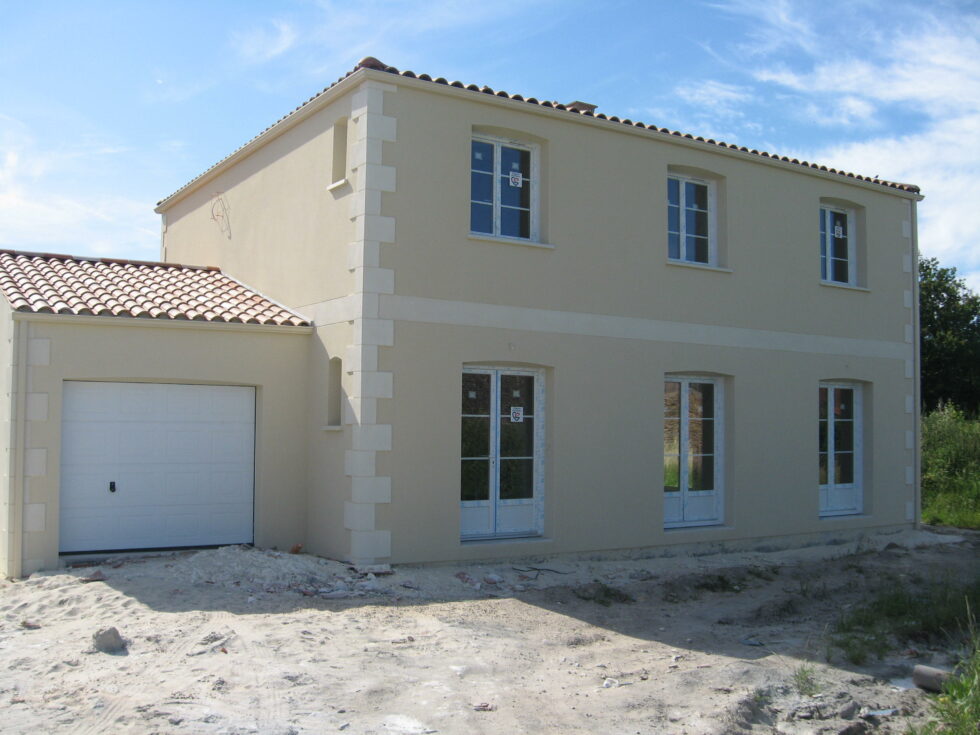 Maison individuelle, avec modénature - Ravalement de France - façadier - enduit de façade en Charente-Maritime, Vendée, Loire-Atlantique